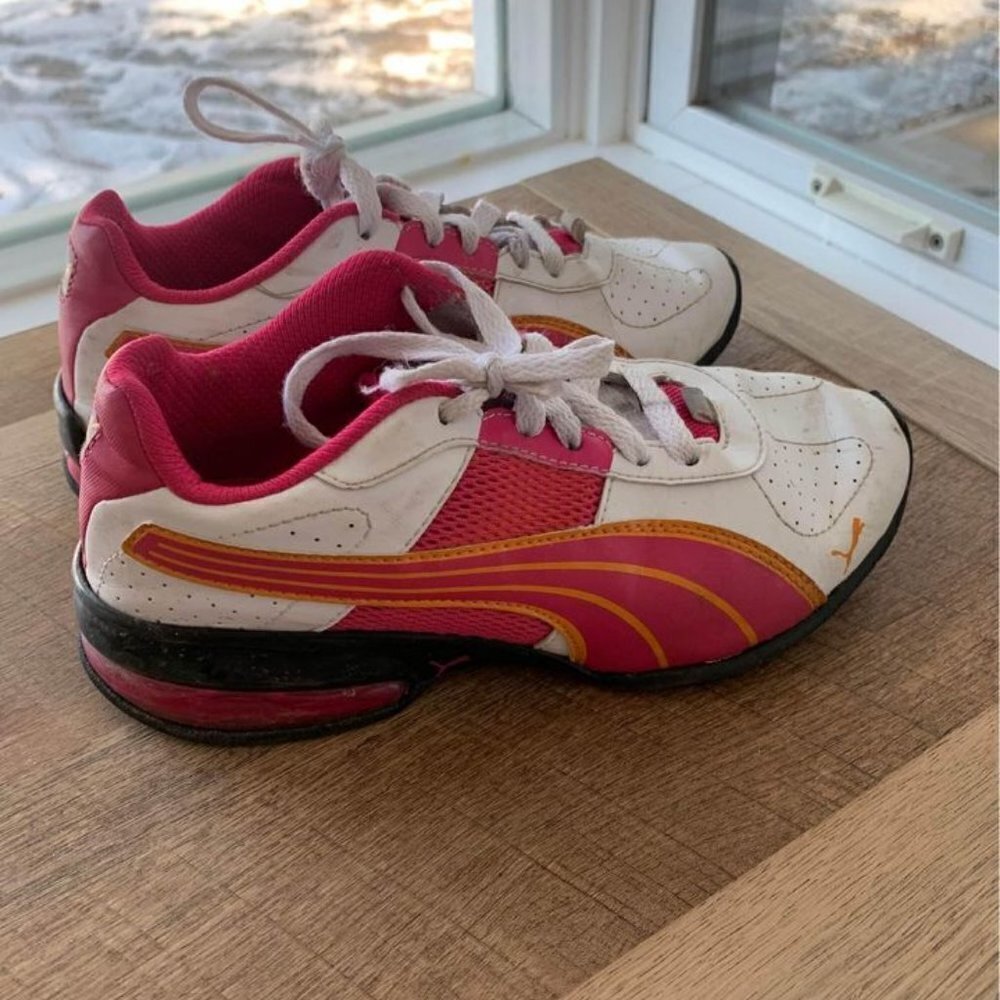 𝅺puma sneakers girls size 2.5. Leather, cushioned heel. Lots of bounce!